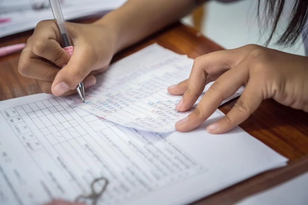 Mahasiswa melakukan uji validitas kuesioner menggunakan data penelitian di laptop